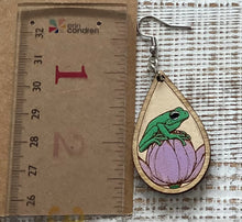 Load image into Gallery viewer, Frog & Flower